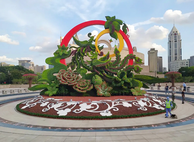 国庆立体花坛上海市人民广场“凤飞祥舞，日月同辉”04-上海黄浦官方微信.webp.jpg